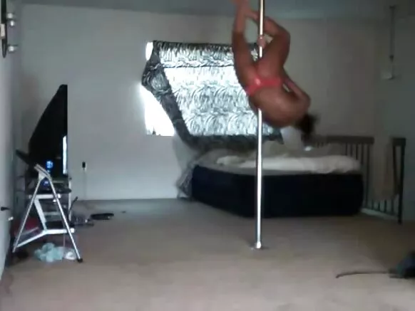 Ebony black bbw ina jolni e dow leggal e nder dance.