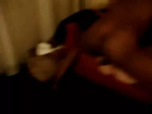 Mature ɓaleejo ébène blonde fucks gorko e nder wideyoo POV.