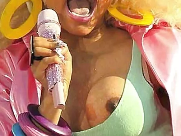 Nicki minaj mawɗo ɓaleejo ɓaleejo.